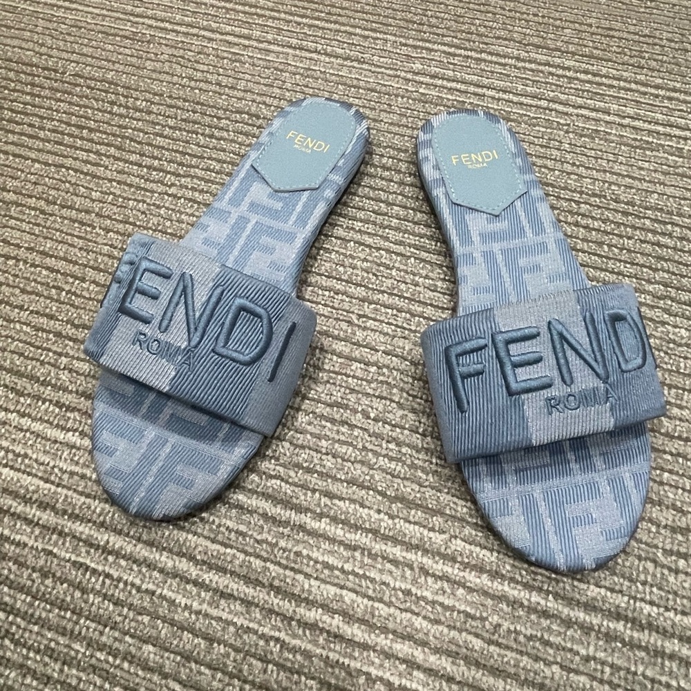 Fendi Women's Blue Slippers🌙